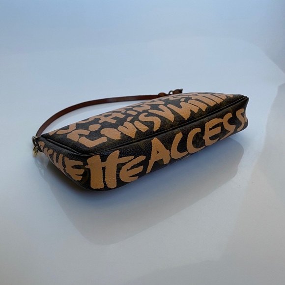 Louis Vuitton Limited Edition Graffiti Pochette - Picture 6 of 10